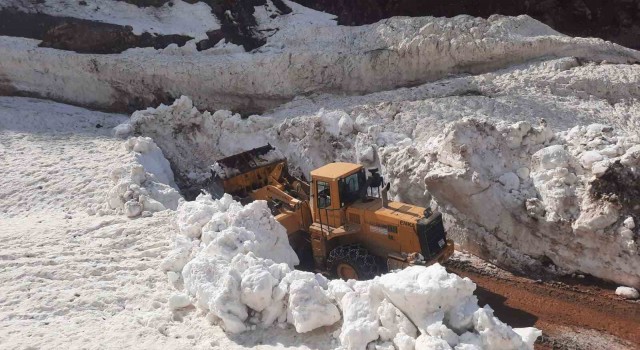 Batmanda açılan yolda kar kütlesi iş makinesi boyunu geçti