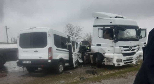Batmanda minibüs ile tır çarpıştı: 1 ölü, 2 ağır yaralı