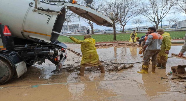 Batmandan Şanlıurfaya giden korucular, çamur deryasına dönen ev ve iş yerlerini temizliyor