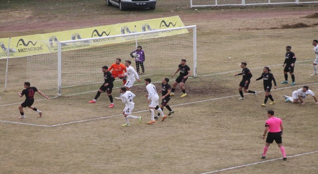 Bayburtspor 10 kişi kalan Ispartaya 1-0 yenildi
