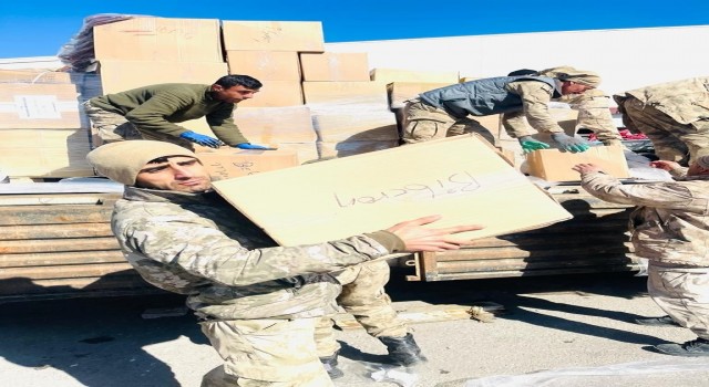 Baykandan giden güvenlik korucuları deprem bölgesinde yaraları sarıyor