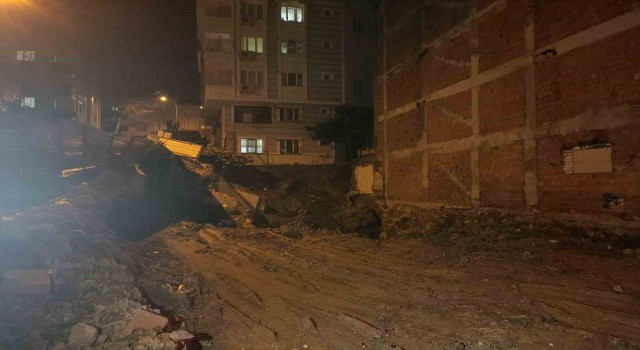 Bayrampaşada binanın istinat duvarı çökünce vatandaşlar iftarı sokakta yaptı