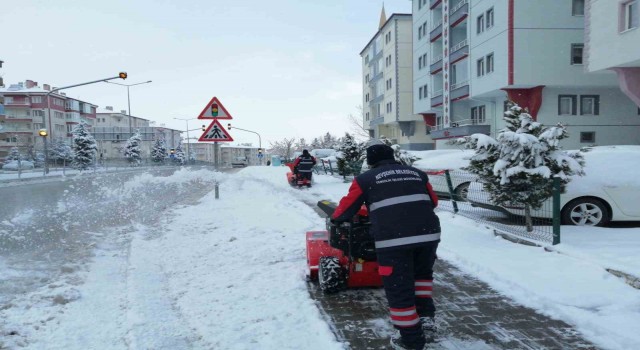 Belediyenin karla mücadelesi devam ediyor