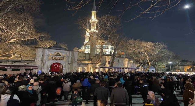 Berat Kandilinde vatandaş Eyüp Sultan Camiine akın etti
