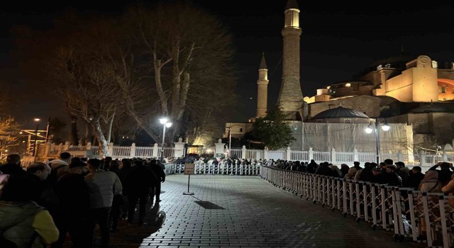 Berat Kandilinde vatandaşlar Ayasofyaya akın etti