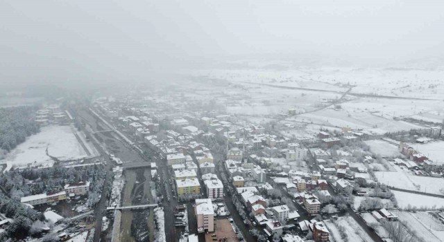 Beyaz örtü ile kaplanan Kastamonunun yüksek kesimleri havadan görüntülendi