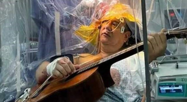 Beyin ameliyatı olurken 4 saat boyunca gitar çaldı
