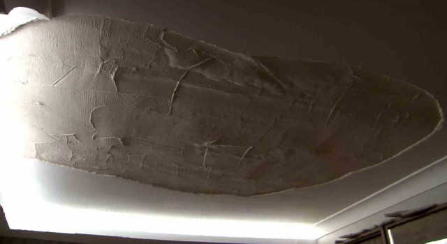 Beylikdüzünde 6 aylık apartman dairesinde tavan alçısı ev içinde ailenin üstüne düştü
