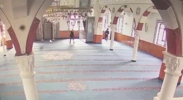 Beylikdüzünde camiden mikrofon çalan hırsızlar kamerada