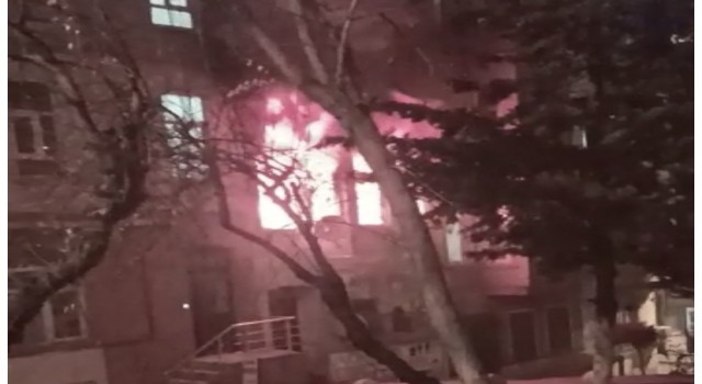 Beyoğlunda korkutan yangın: Mahsur kalan 2 kişiyi itfaiye ekipleri kurtardı