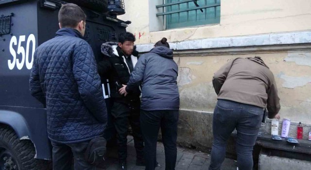 Beyoğlunda marketten hırsızlık yapan şüpheli Taksim Meydanında yakalandı