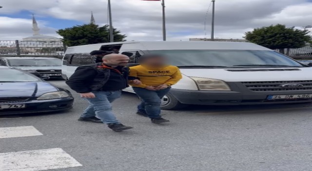 Beyoğlunda polise saldıran 3 şüpheli adli kontrolle serbest kaldı