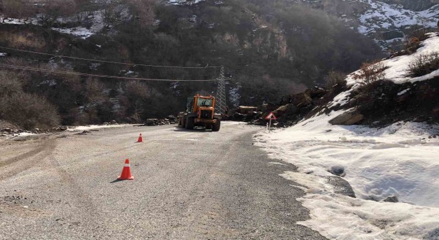 Beytüşşebapta dev kaya parçaları yola düştü, ulaşım aksadı