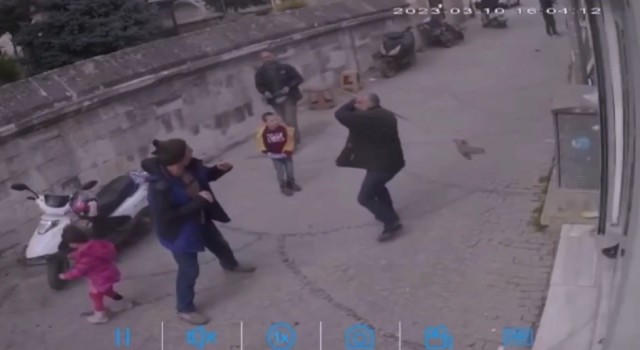 Bıçaklı kavgada yaralandı, yanındaki çocuklar korku dolu gözlerle izledi