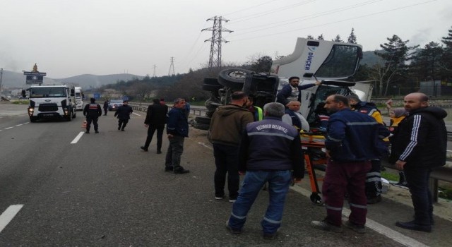 Bilecikte kontrolden çıkan kamyon bariyerlere devrildi