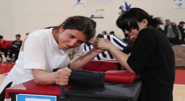 Bilek güreşi müsabakaları başladı