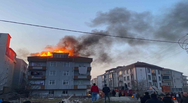 Binanın çatısı alev alev yandı