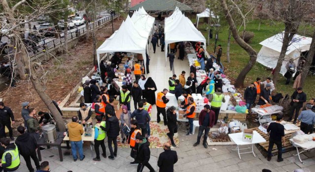 Bingölde depremzedeler için yardım kampanyası düzenledi