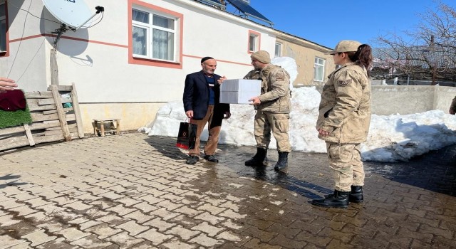 Bingölde jandarma ekipleri, deprem bölgesinden gelen vatandaşların taleplerini dinledi