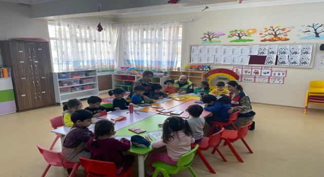 Bingölde jandarmadan öğrencilere meslek tanıtımı etkinliği