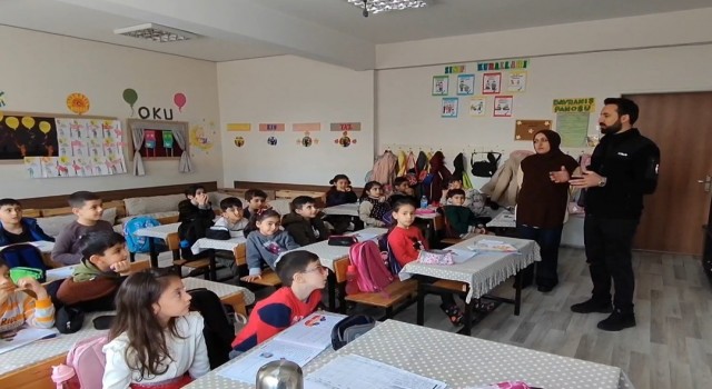 Bingölde minik öğrenciler, akranları için topladıkları paraları deprem bölgesine yolladı