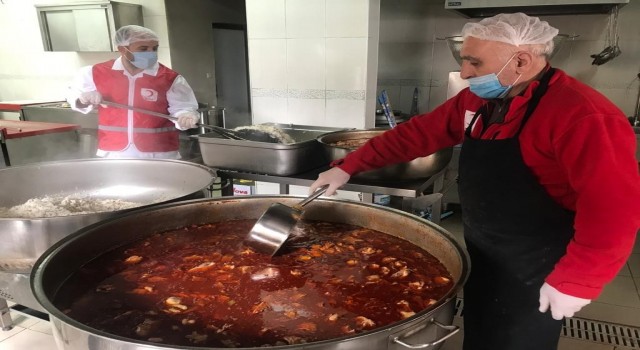 Bingölde Ramazan ayında Türk Kızılayın kazanları, ihtiyaç sahipleri için kaynıyor