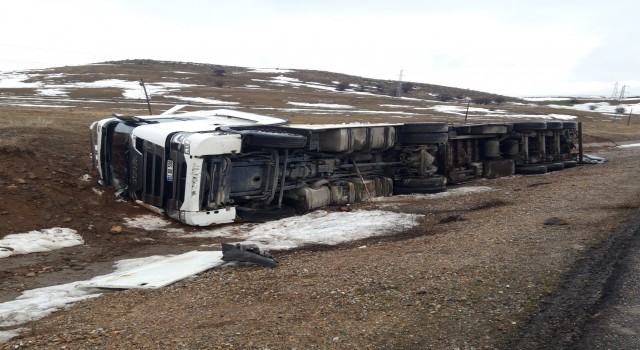 Bingölde tır devrildi: 1 yaralı