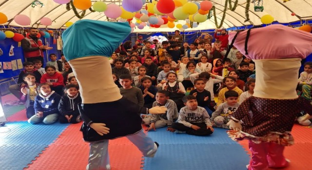 Bingölün tiyatro ekibi, Adıyamandaki çadır kentte çocukları eğlendirdi