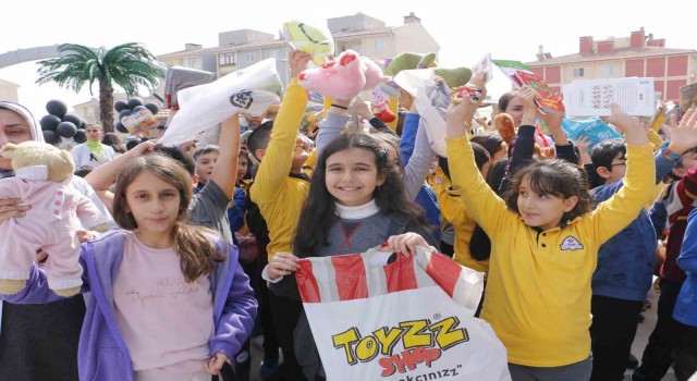 Binlerce oyuncağı havadan attılar, kumbaraları doldurup gönderdiler