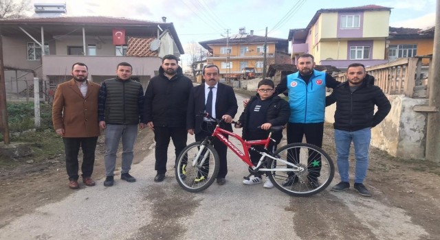 Bisiklet parasını depremzedelere bağışlayan Umuta sürpriz