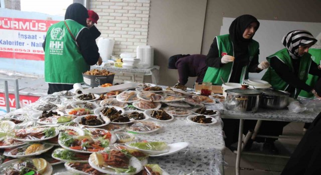 Bitlisli kadınlar yaptıkları yemekleri satarak depremzedelere destek oluyor