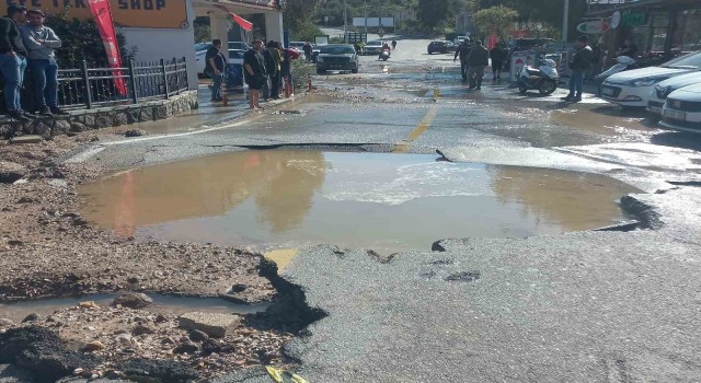 Bodrumda isale hattı patladı, tonlarca su caddeye aktı