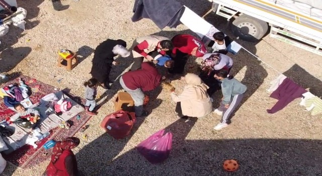 Boğazına yiyecek kaçan depremzede bebeği, gönüllü öğretmenin müdahalesi kurtardı