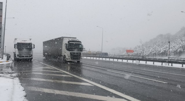 Bolu Dağı geçişinde kar etkisini artırdı