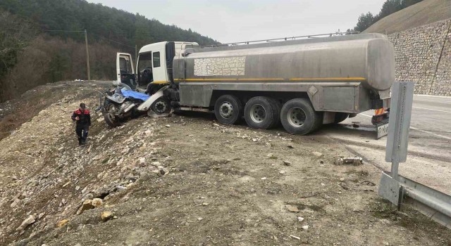 Boluda otomobil kamyona ok gibi saplandı: 2 ölü