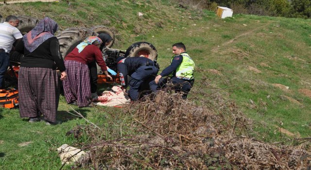 Boluda traktör devrildi: Dede öldü, torunu yaralandı