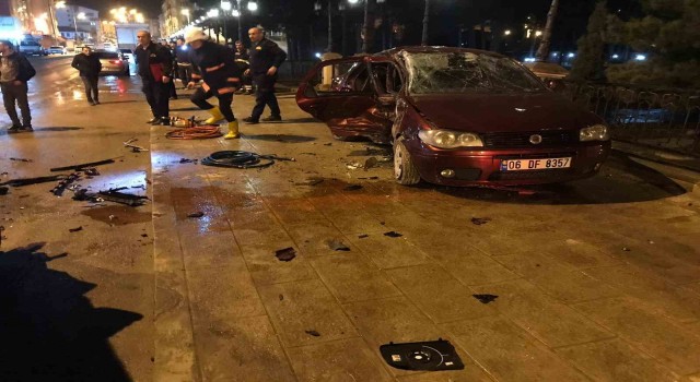 Boyabatta otomobil orta refüje çarptı: 4 yaralı