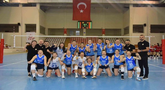 Bozüyük Belediyesi, çeyrek finalde Sivas İl Özel İdare Voleybol Takımını 3-0 yendi
