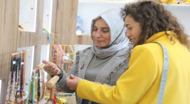 Bu mağazada sadece kadınların el emekleri satılıyor