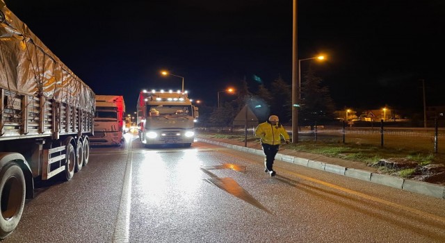 Burdur - Antalya karayolu buzlanma nedeniyle trafiğe kapatıldı