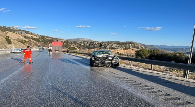 Burdur-Antalya karayolunda kamyon ile otomobil çarpıştı: 1 yaralı