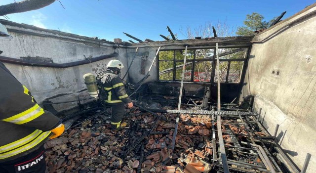 Burdurda çıkan yangında 2 evde maddi hasar oluştu