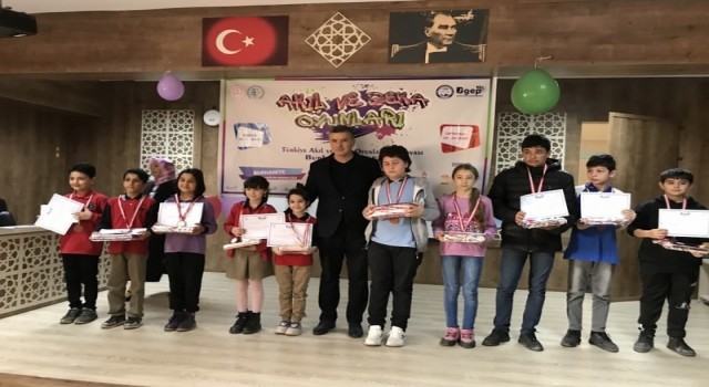 Burhaniyede Akıl ve Zeka Oyunları Yarışması ödül töreni