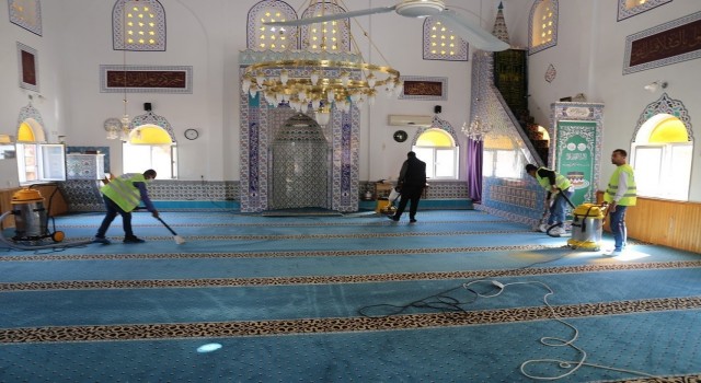 Burhaniyede Camilerin temizlikleri devam ediyor