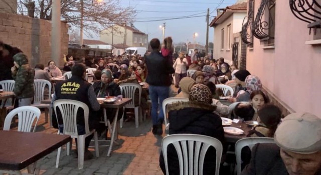 Burhaniyede iftar yemekleri yüzlerce vatandaşı buluşturuyor