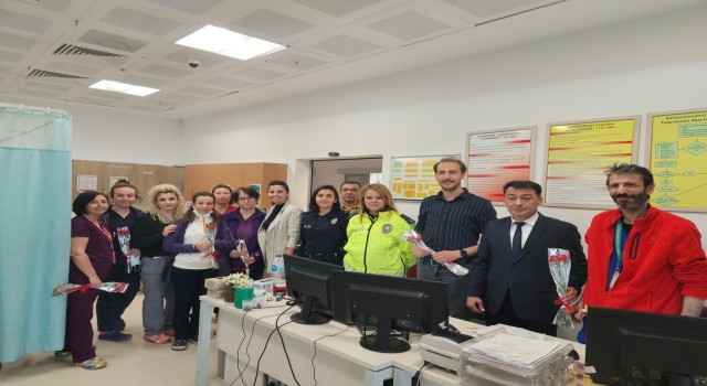 Burhaniyede polisler sağlık görevlilerini yalnız bırakmadı