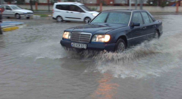 Burhaniyede sağanak yağmur yolları göle çevirdi