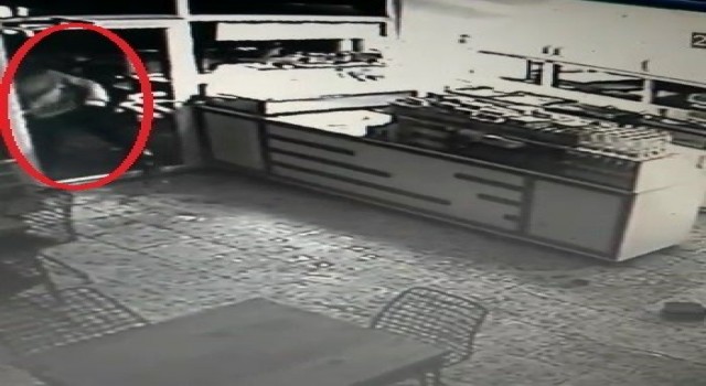 Bursada 14 yaşındaki hırsız kamerada: Önce para sonra meşrubat çaldı