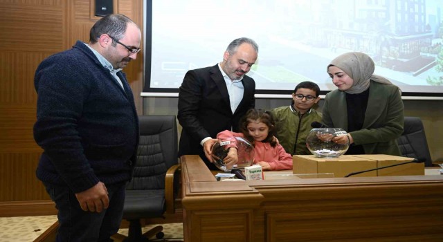 Bursada 30-40 yıllık evleri yenilenen hak sahipleri, yeni konutları için kura çekti