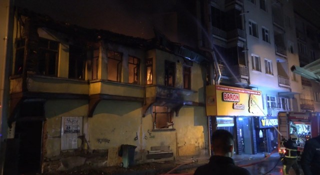 Bursada ahşap ev alevlere teslim oldu